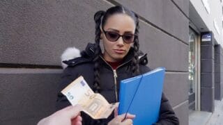 Manzaralı Odasını Paylaşmak İstemeyen Üvey Abisine Ailesi Evdeyken Muamele Uyguladı